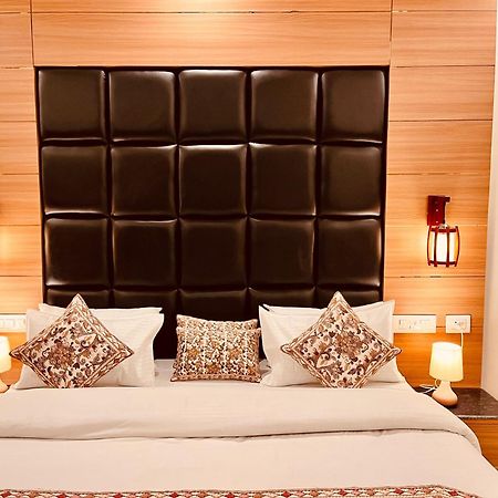 Hotel Classic Crown - #Scenic Mountain View #Open Terrace #Parking #Premium Rooms With Balcony #Guest Preferred #Best Selling Hotel In ムスーリー エクステリア 写真