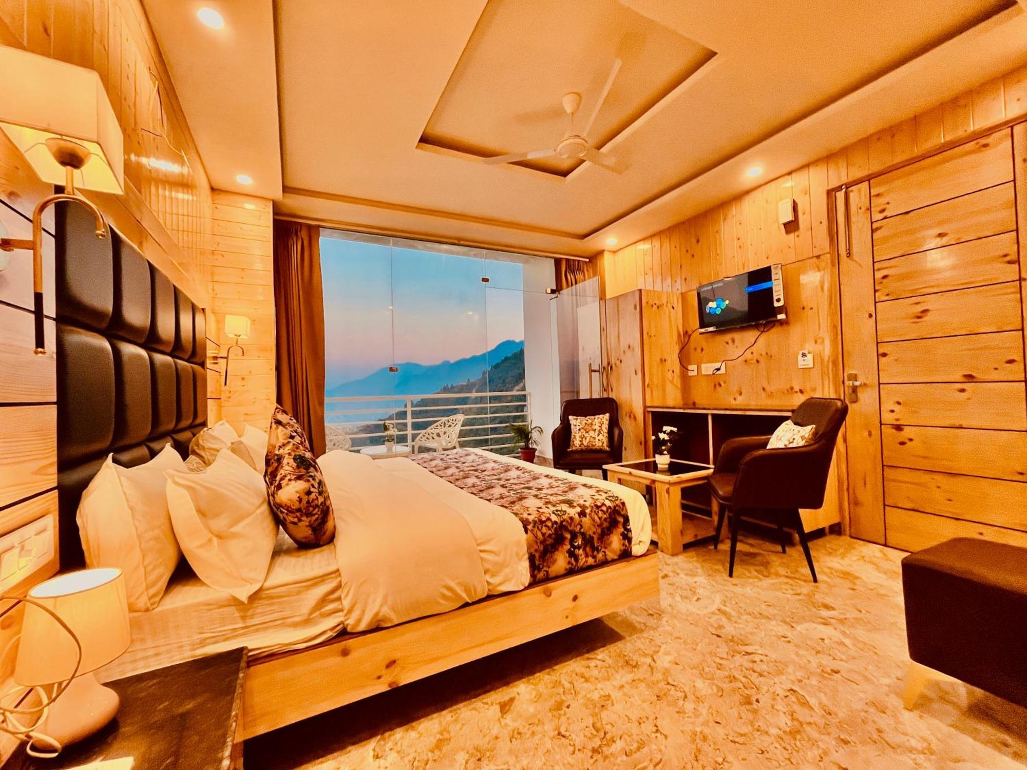 Hotel Classic Crown - #Scenic Mountain View #Open Terrace #Parking #Premium Rooms With Balcony #Guest Preferred #Best Selling Hotel In ムスーリー エクステリア 写真