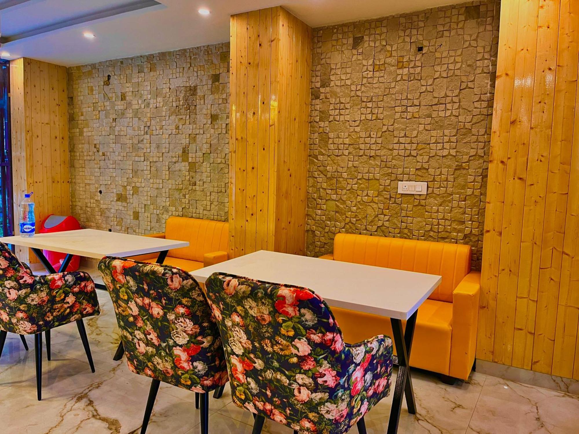 Hotel Classic Crown - #Scenic Mountain View #Open Terrace #Parking #Premium Rooms With Balcony #Guest Preferred #Best Selling Hotel In ムスーリー エクステリア 写真