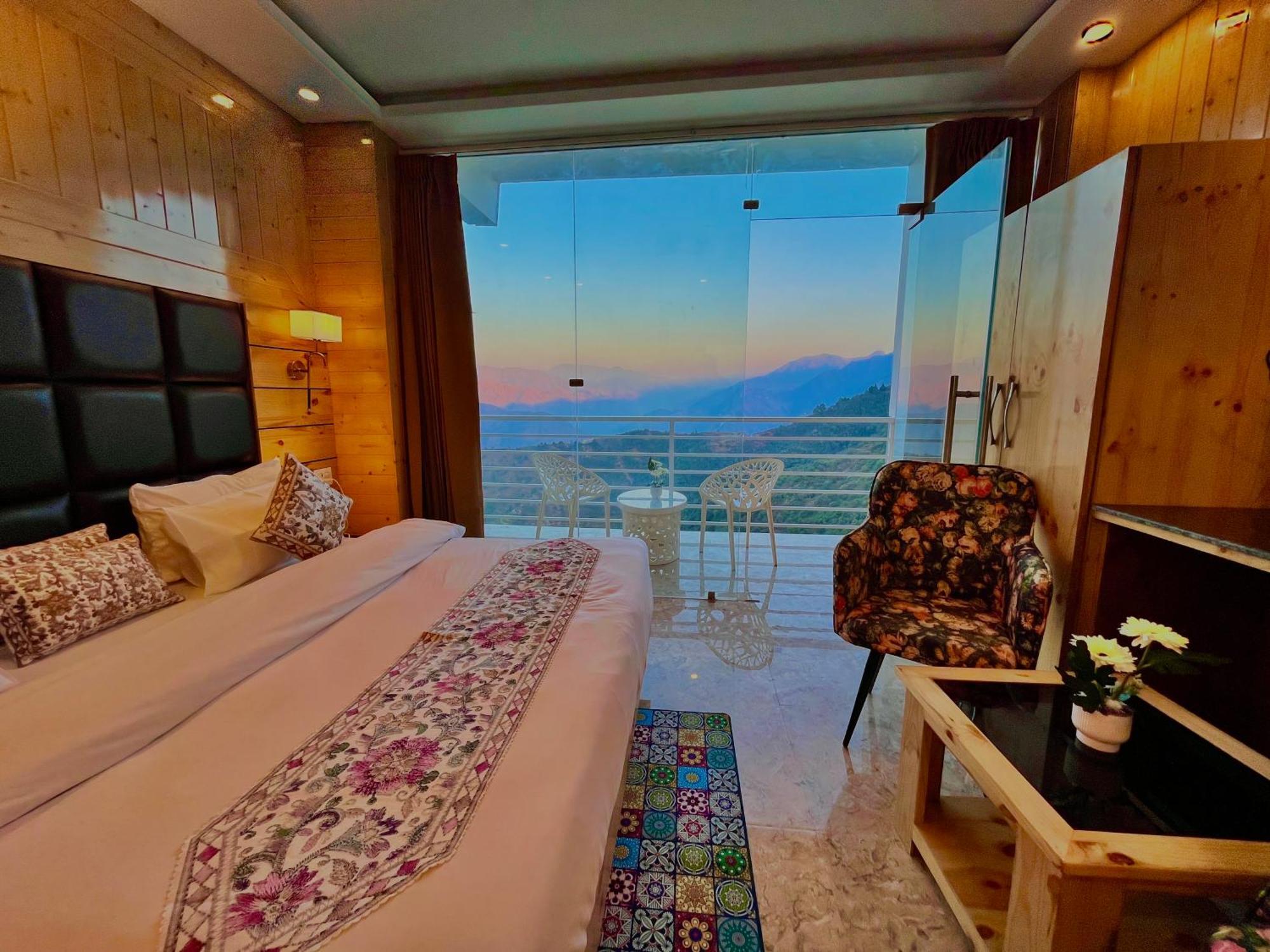 Hotel Classic Crown - #Scenic Mountain View #Open Terrace #Parking #Premium Rooms With Balcony #Guest Preferred #Best Selling Hotel In ムスーリー エクステリア 写真