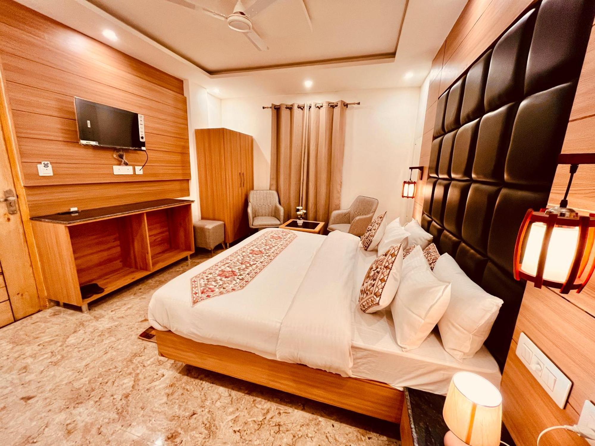 Hotel Classic Crown - #Scenic Mountain View #Open Terrace #Parking #Premium Rooms With Balcony #Guest Preferred #Best Selling Hotel In ムスーリー エクステリア 写真