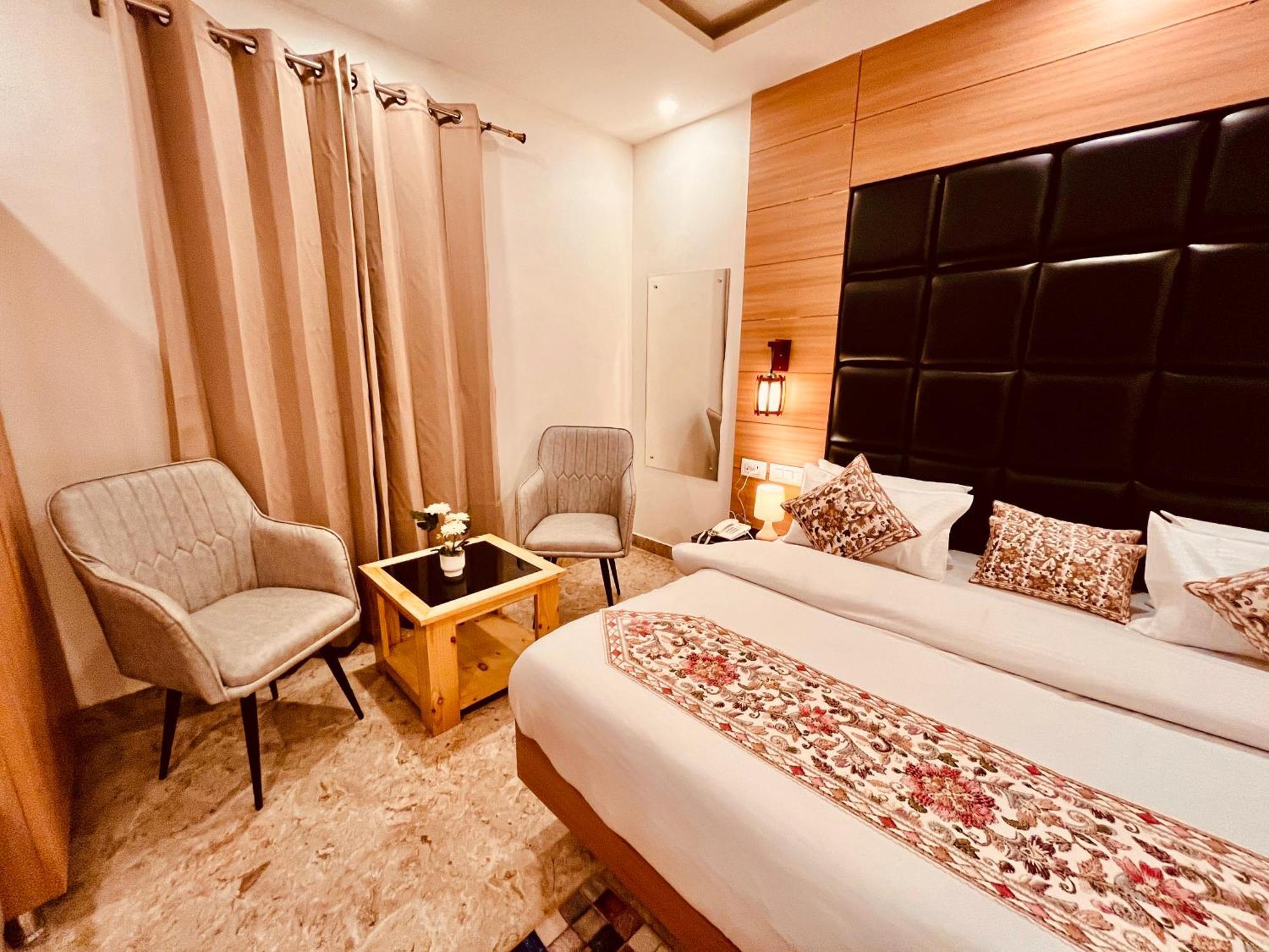 Hotel Classic Crown - #Scenic Mountain View #Open Terrace #Parking #Premium Rooms With Balcony #Guest Preferred #Best Selling Hotel In ムスーリー エクステリア 写真