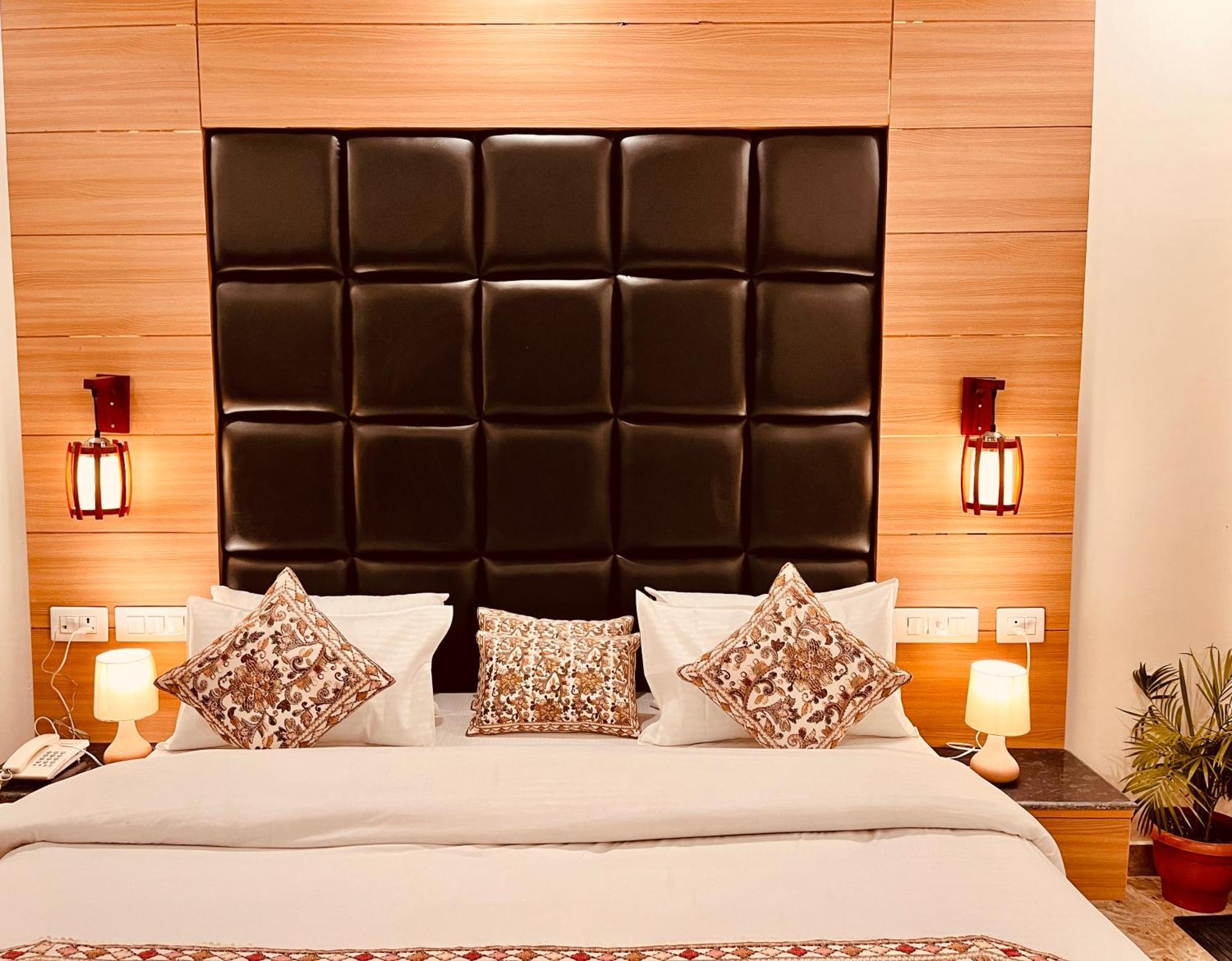 Hotel Classic Crown - #Scenic Mountain View #Open Terrace #Parking #Premium Rooms With Balcony #Guest Preferred #Best Selling Hotel In ムスーリー エクステリア 写真