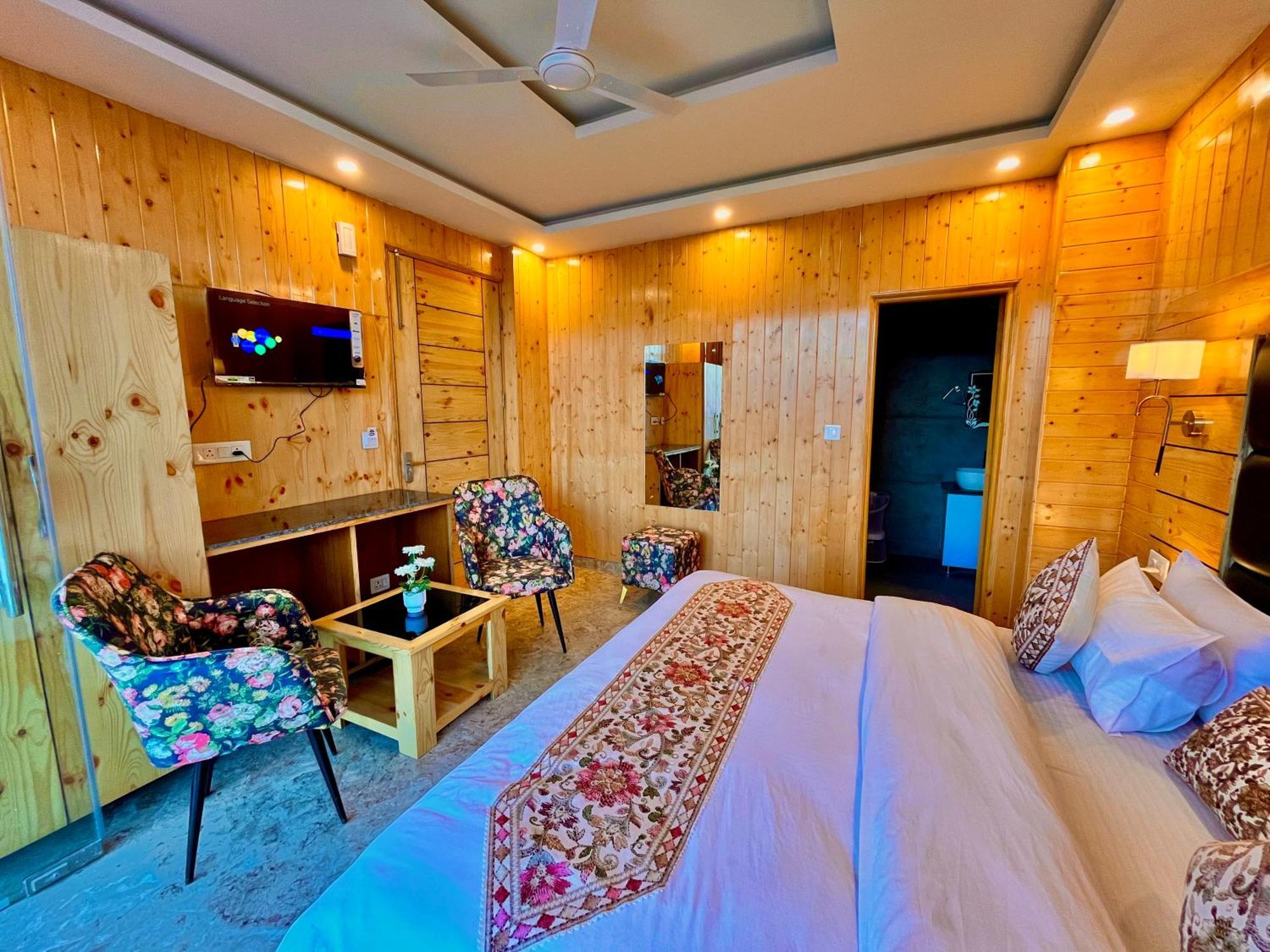 Hotel Classic Crown - #Scenic Mountain View #Open Terrace #Parking #Premium Rooms With Balcony #Guest Preferred #Best Selling Hotel In ムスーリー エクステリア 写真