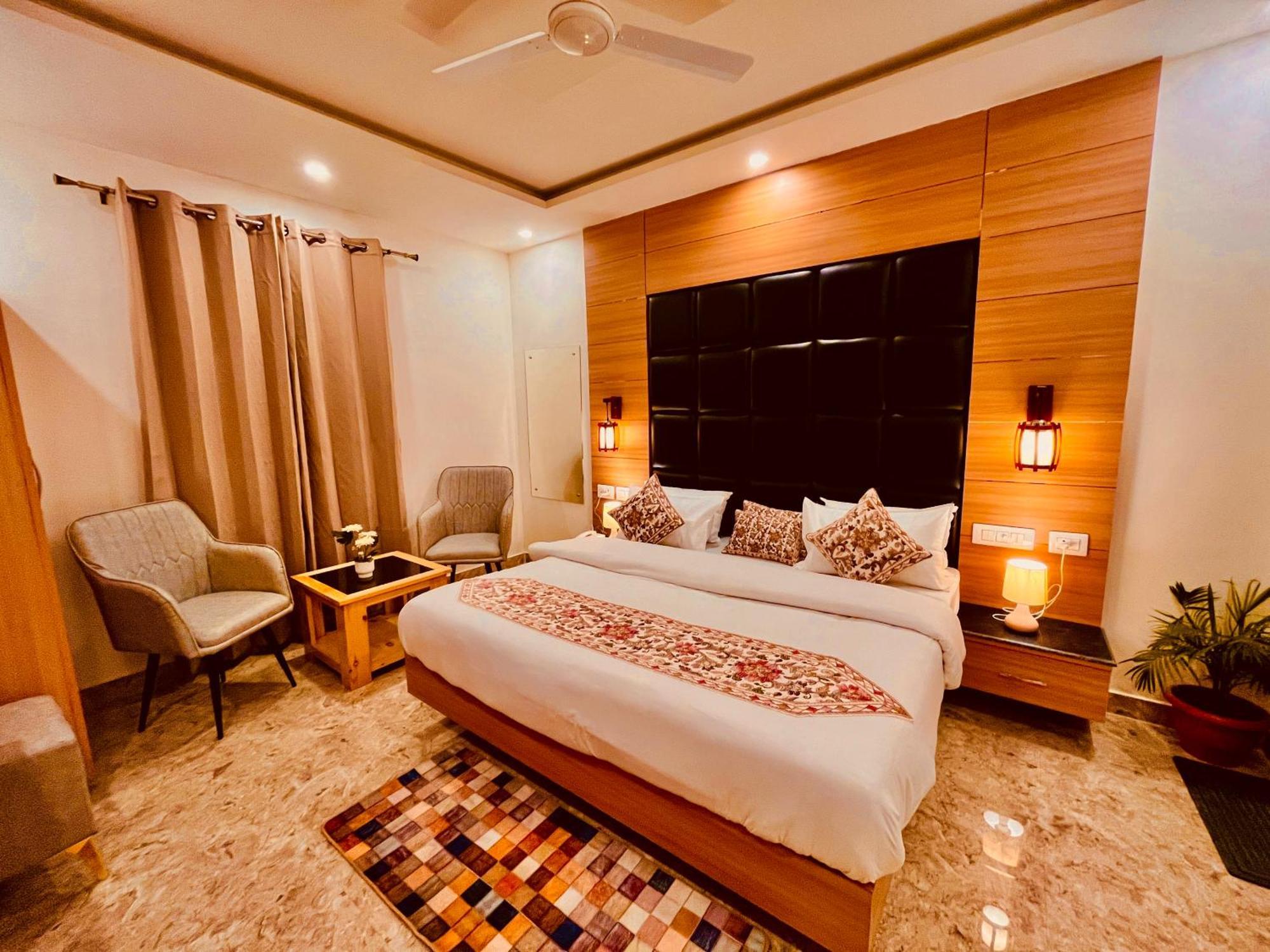 Hotel Classic Crown - #Scenic Mountain View #Open Terrace #Parking #Premium Rooms With Balcony #Guest Preferred #Best Selling Hotel In ムスーリー エクステリア 写真
