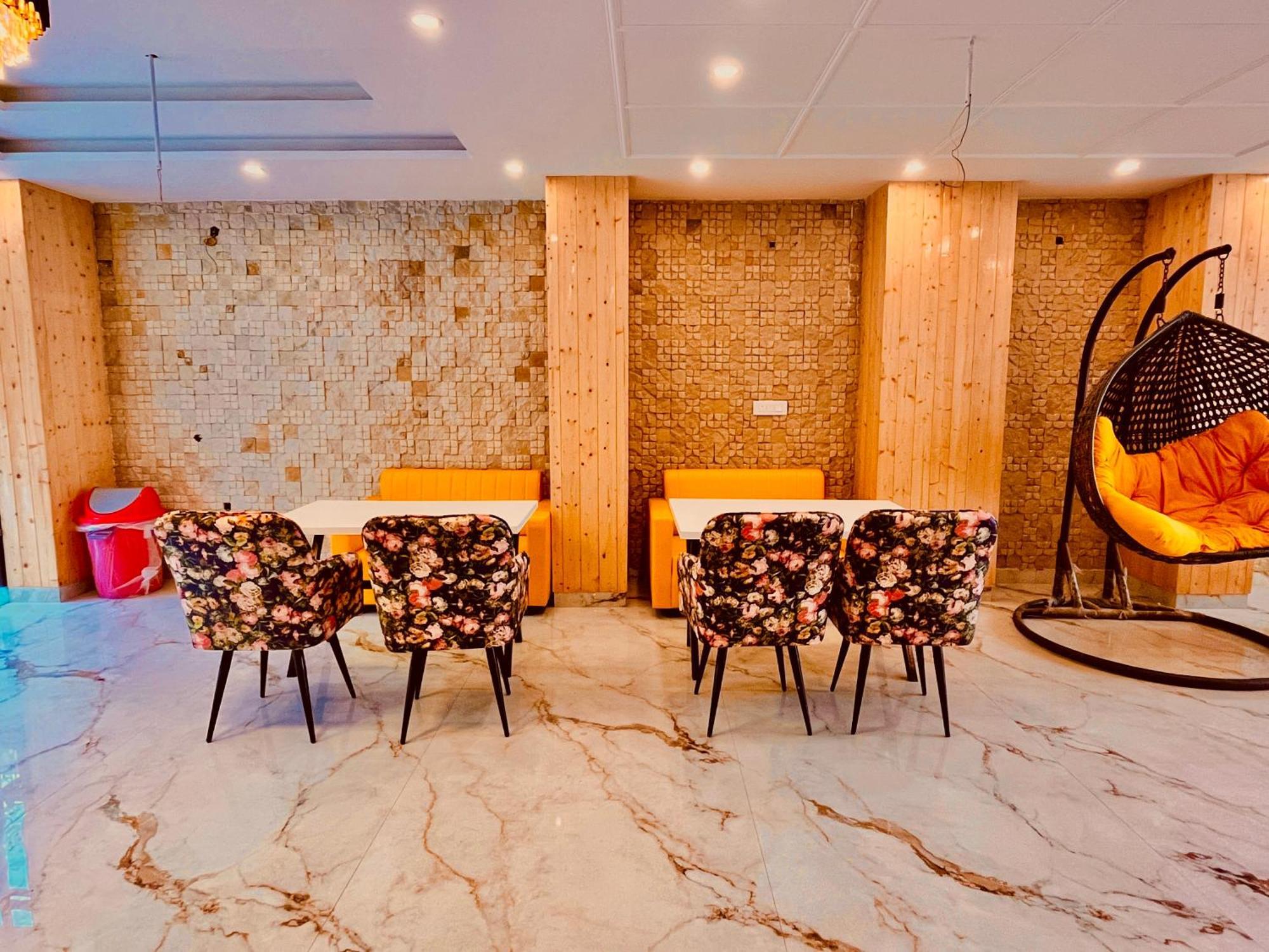 Hotel Classic Crown - #Scenic Mountain View #Open Terrace #Parking #Premium Rooms With Balcony #Guest Preferred #Best Selling Hotel In ムスーリー エクステリア 写真