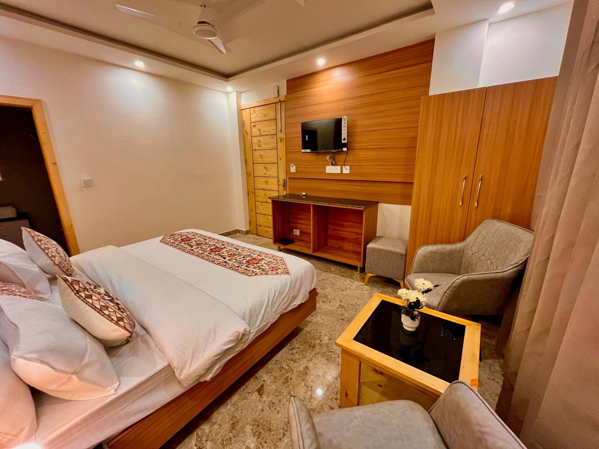 Hotel Classic Crown - #Scenic Mountain View #Open Terrace #Parking #Premium Rooms With Balcony #Guest Preferred #Best Selling Hotel In ムスーリー エクステリア 写真