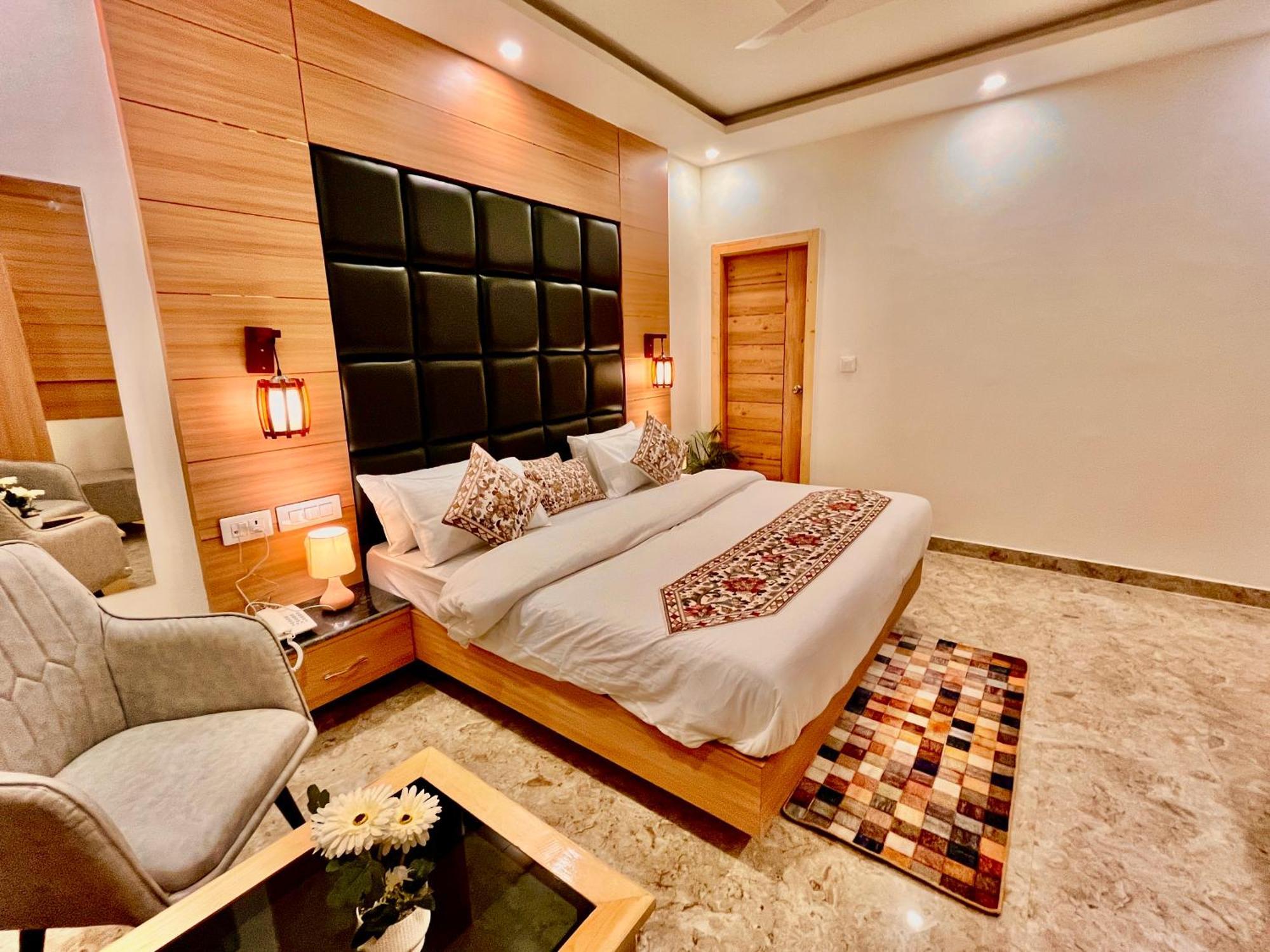 Hotel Classic Crown - #Scenic Mountain View #Open Terrace #Parking #Premium Rooms With Balcony #Guest Preferred #Best Selling Hotel In ムスーリー エクステリア 写真