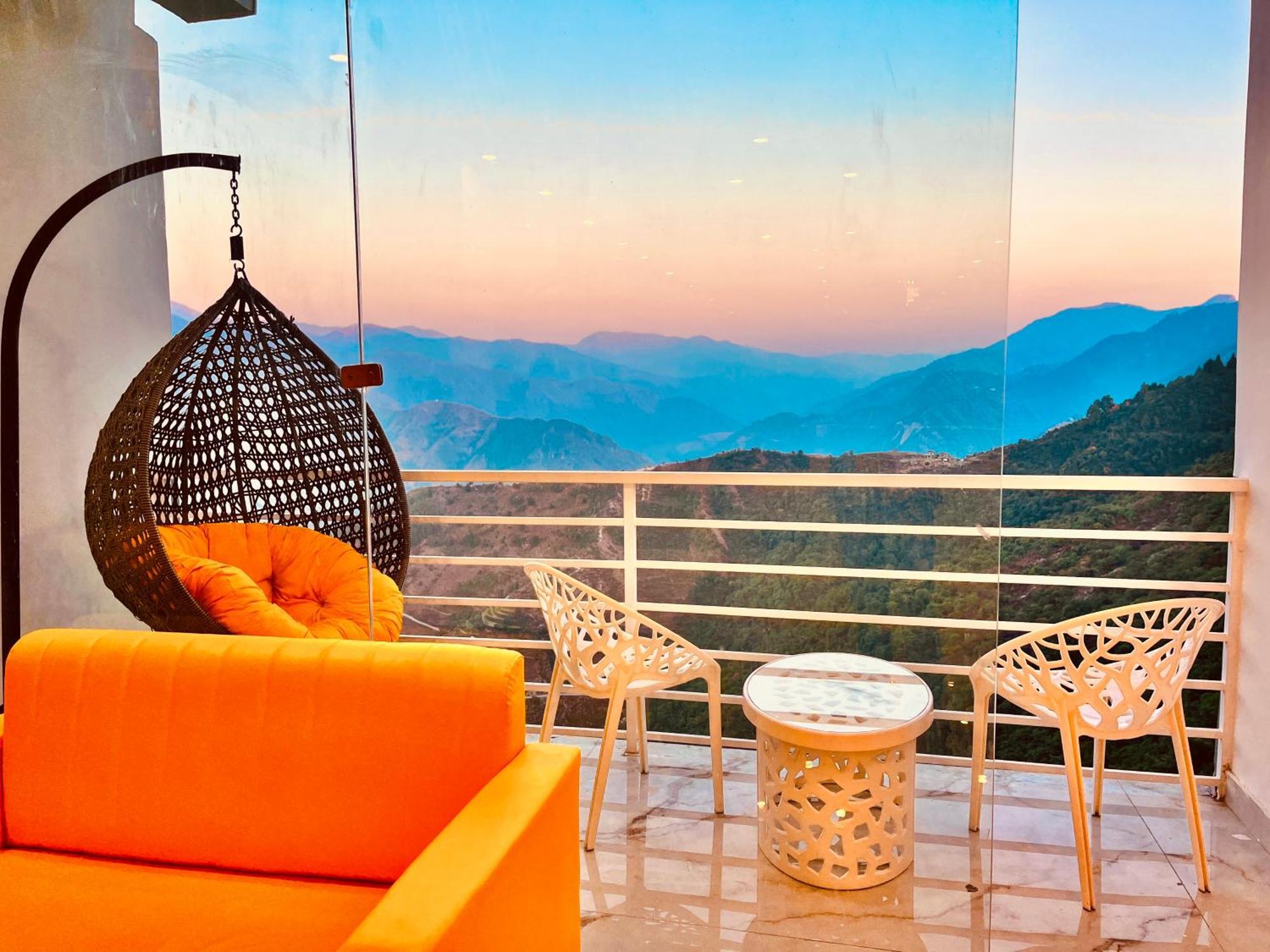 Hotel Classic Crown - #Scenic Mountain View #Open Terrace #Parking #Premium Rooms With Balcony #Guest Preferred #Best Selling Hotel In ムスーリー エクステリア 写真